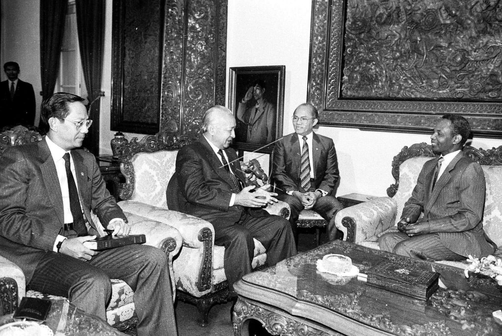 PRESIDENT SOEHARTO RECEIVED THE OPEC PRESIDENT