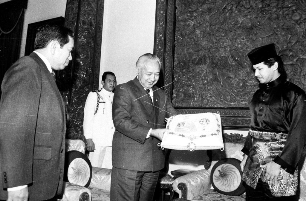 PRESIDENT SOEHARTO RECEIVED THE REPRESENTATIVE OF BRUNEI DARUSSALAM