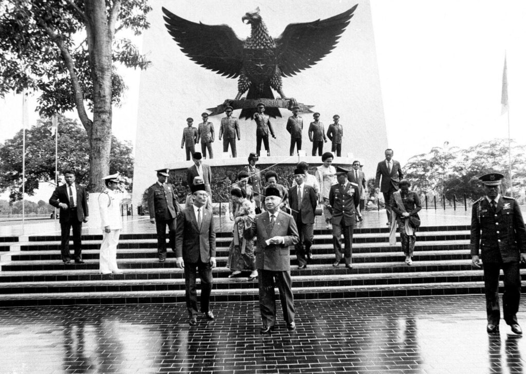 PRESIDENT SOEHARTO OBSERVED THE SACRED MONUMENT OF PANCASILA