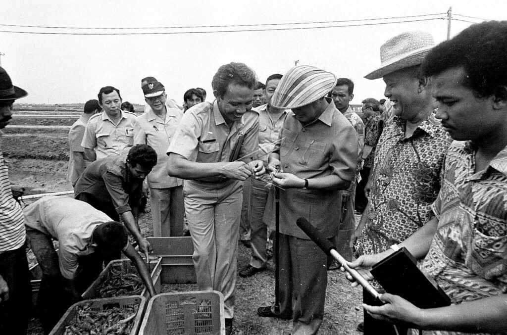 PRESIDENT SOEHARTO OBSERVED THE WINDU FISH POND