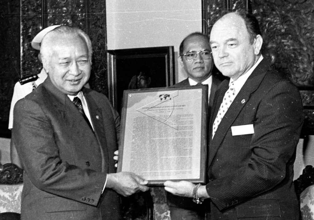 PRESIDENT SOEHARTO RECEIVED THE GLOBAL STATESMAN AWARD