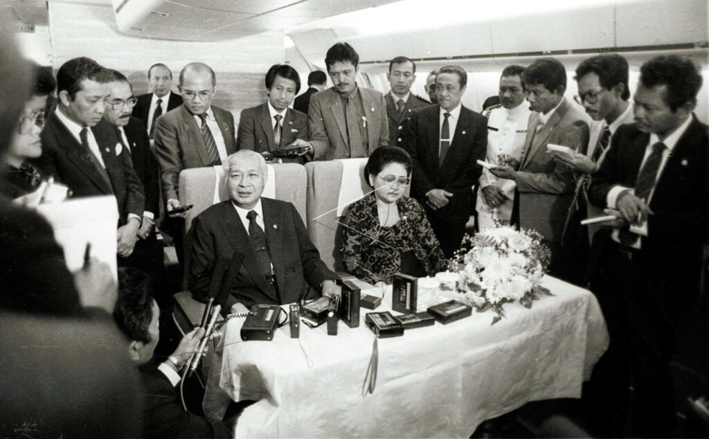 PRESIDEN SOEHARTO MEMBERIKAN KETERANGAN PERS