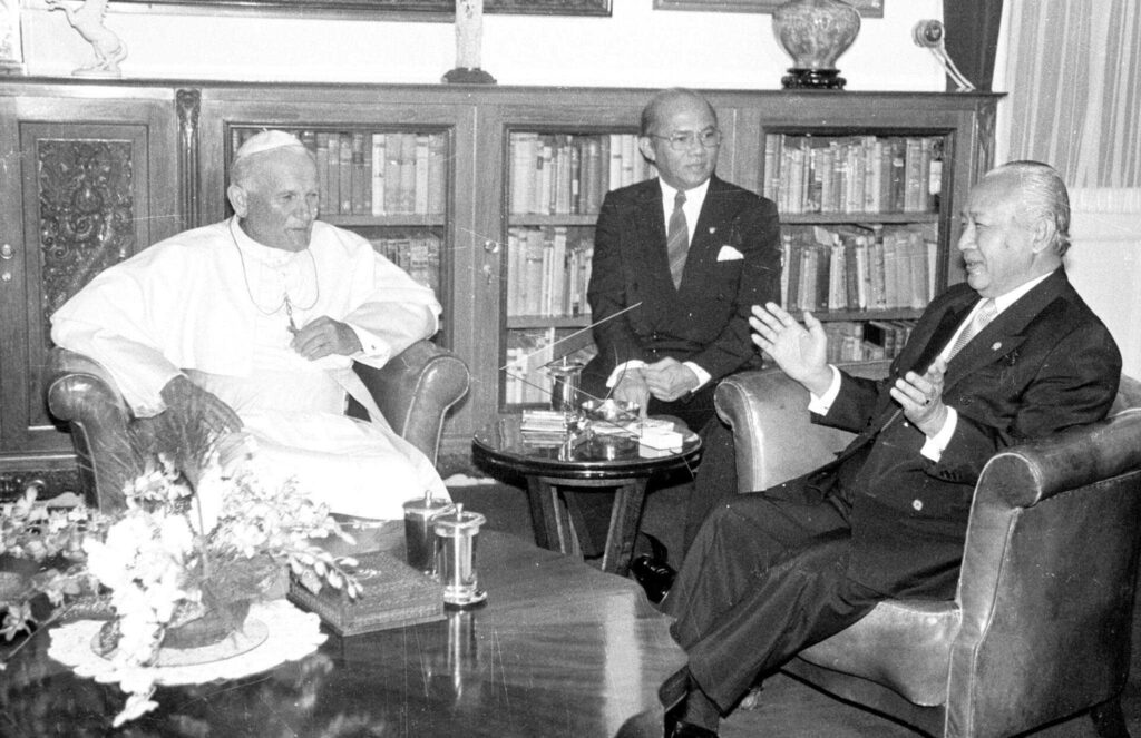 PRESIDENT SOEHARTO RECEIVED POPE PAULUS THE 2nd