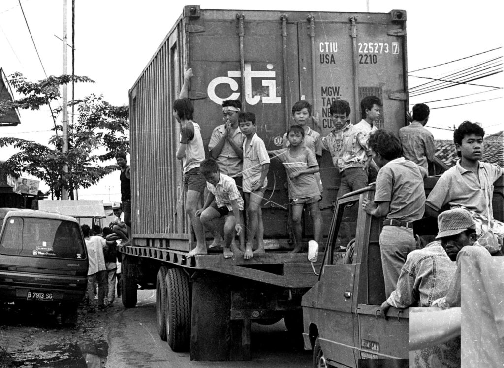 MENUMPANG TRUK PENGANGKUT PETI KEMAS