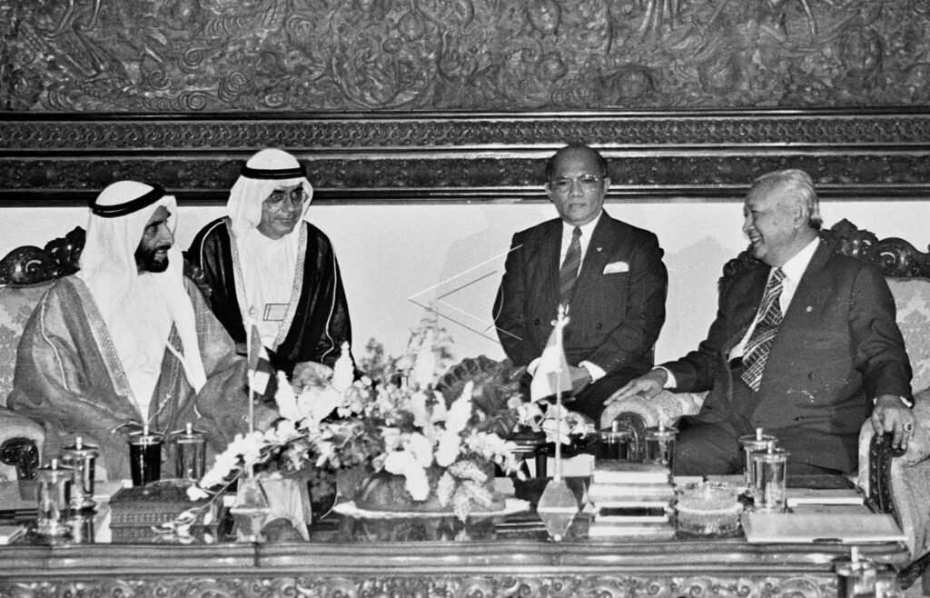 PRESIDEN SOEHARTO BERTEMU PRESIDEN UNI EMIRAT ARAB