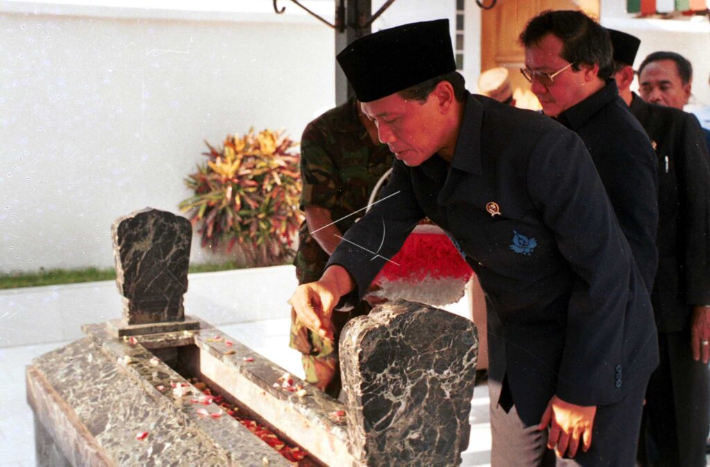 MENPEN ZIARAH KE MAKAM DR SOETOMO
