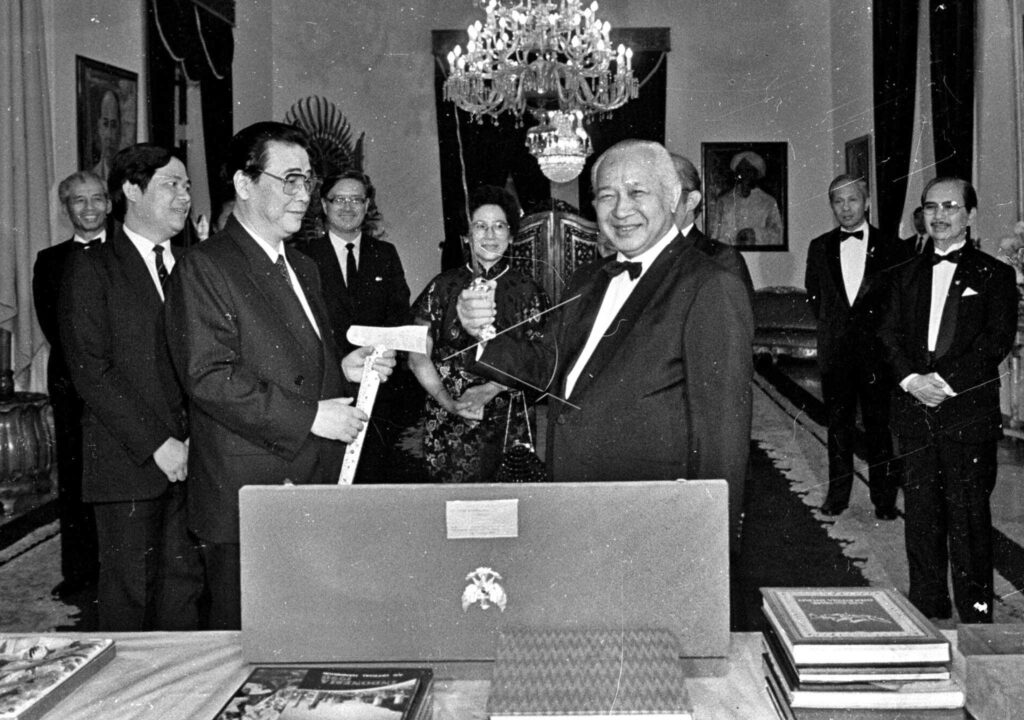 PRESIDENT OF INDONESIA GIVES SOUVENIR TO PRIME MINISTER OF CHINA