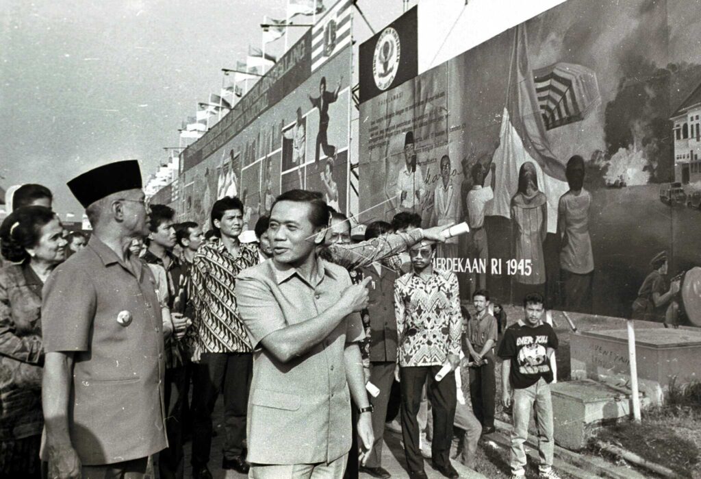 MENPEN TINJAU PAMERAN PEMBANGUNAN