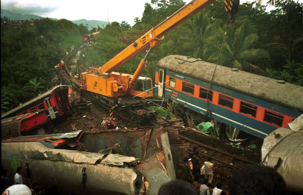 KECELAKAAN KERETA API