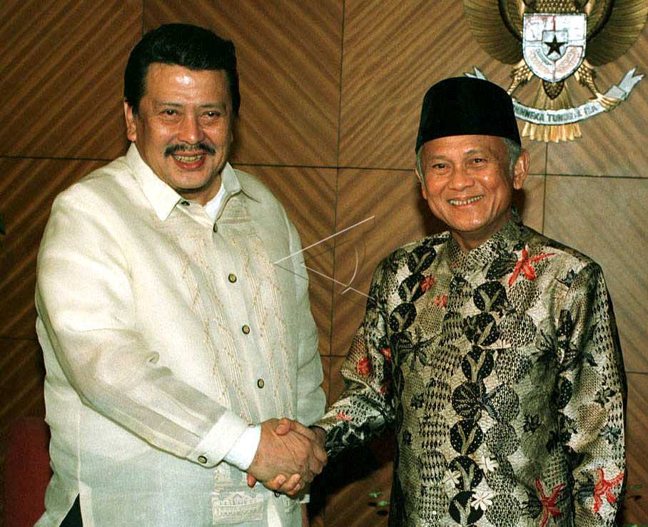 BJ HABIBIE MEETS JOSEPH ESTRADA