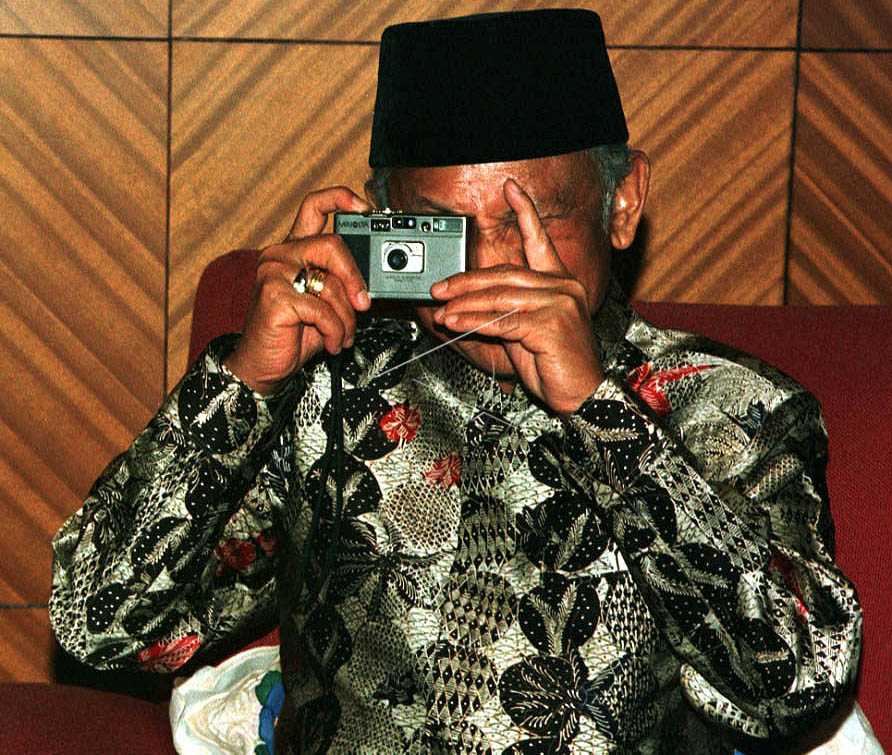 BJ HABIBIE TAKES PHOTO OF JOURNALISTS
