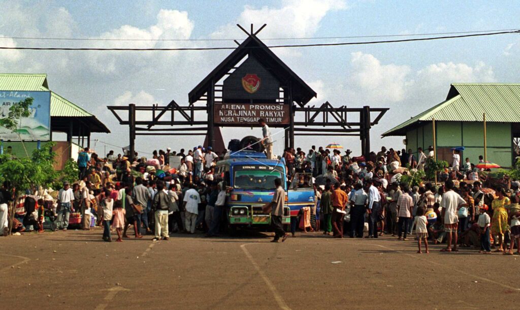 PENGUNGSI TIMOR TIMUR MENUNGGU PEMULANGAN