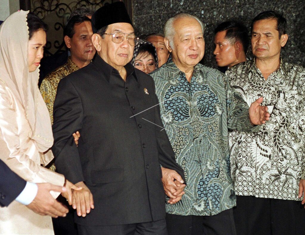 GUS DUR VISITS SOEHARTO
