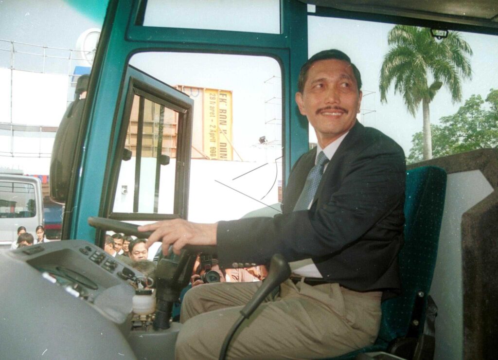 LUHUT PANJAITAN TRIES TO DRIVE A TRUCK