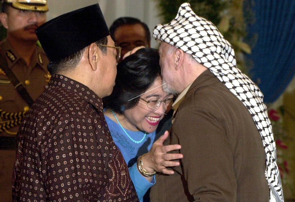 YASSER ARAFAT’S FOREHEAD KISS TO MEGAWATI SOEKARNOPUTRI