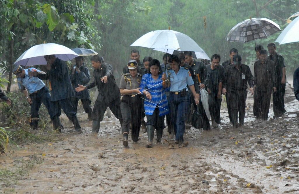 PRESIDENT VISITS FLOOD AREA IN SUKOHARJO