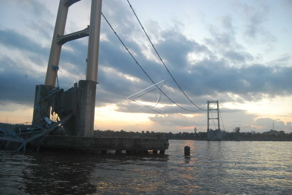 JEMBATAN KUTAI AMBRUK