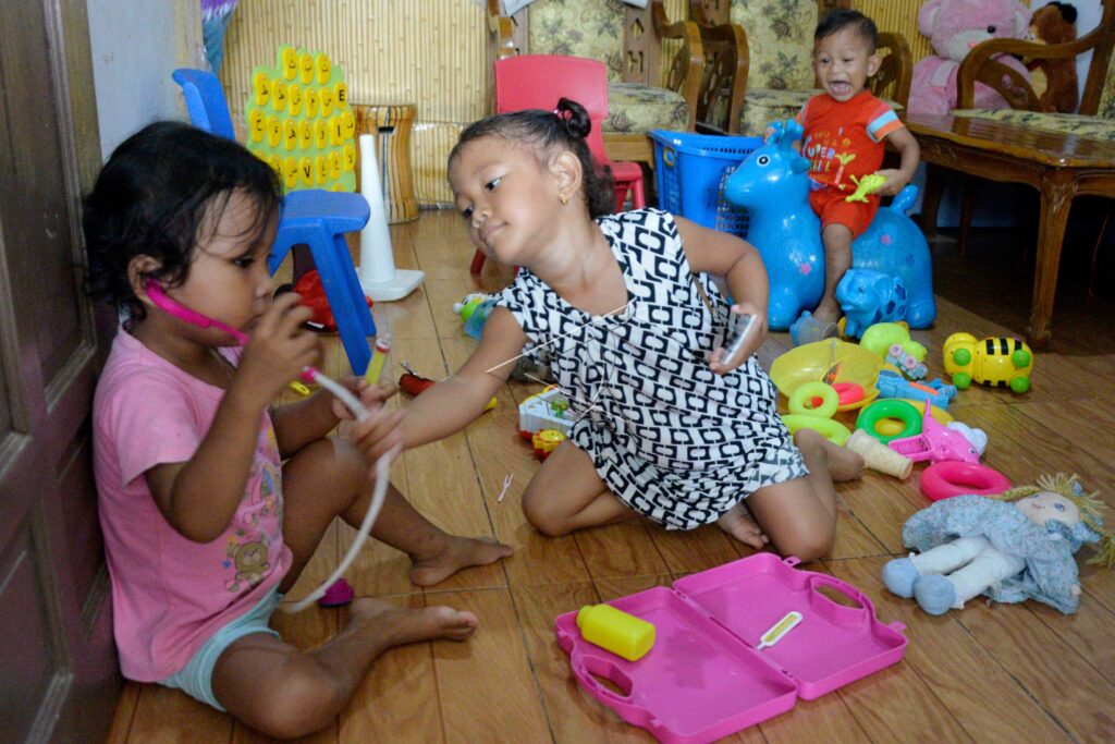 AKTIVITAS BERMAIN DI DALAM RUMAH