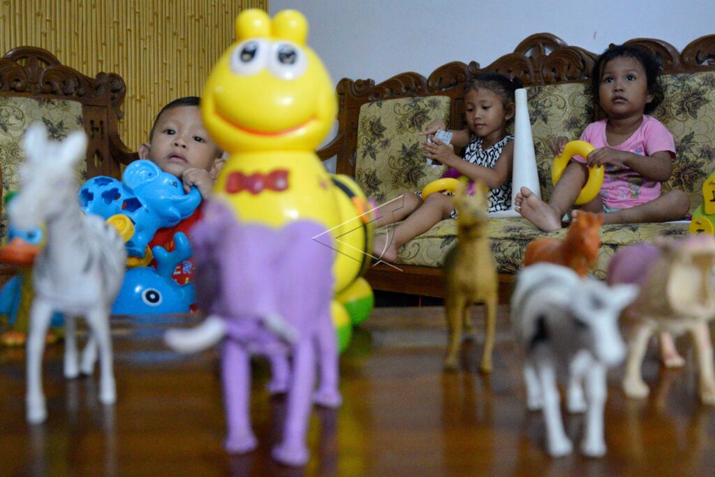 AKTIVITAS BERMAIN DI DALAM RUMAH