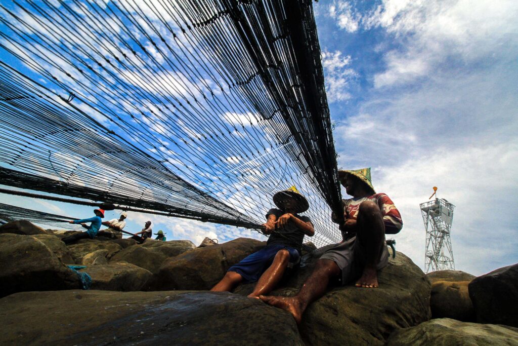 FISHERMAN USE TRADITIONAL TRAWL NET