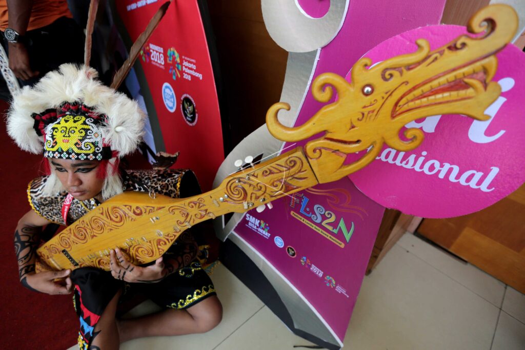 DAYAK TRADITIONAL MUSIC INSTRUMENT SAPE’