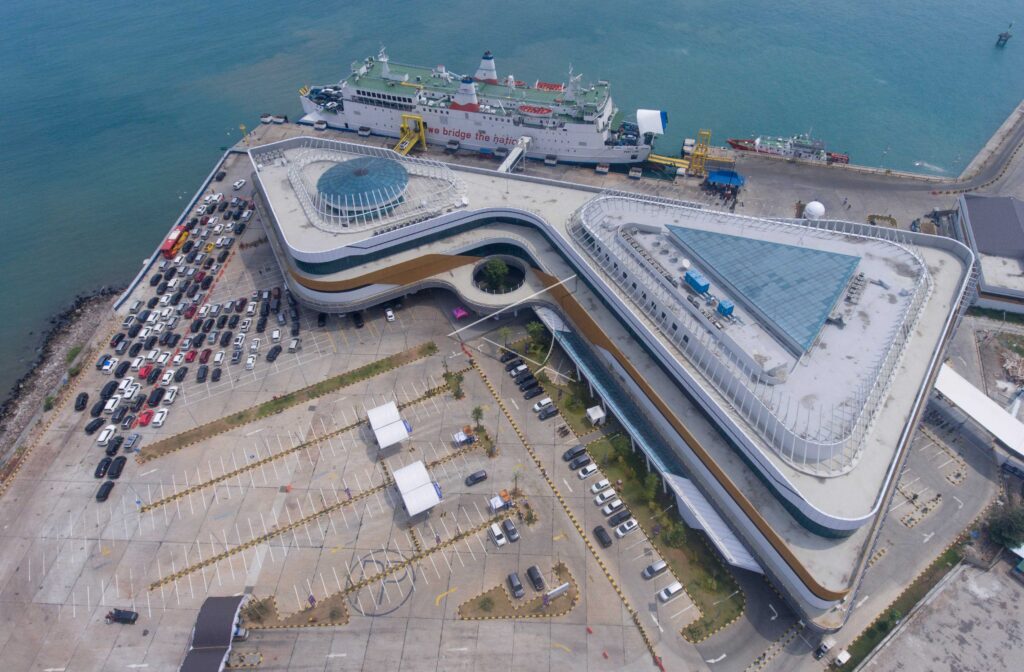 ARUS MUDIK DERMAGA ESKSEKUTIF MERAK