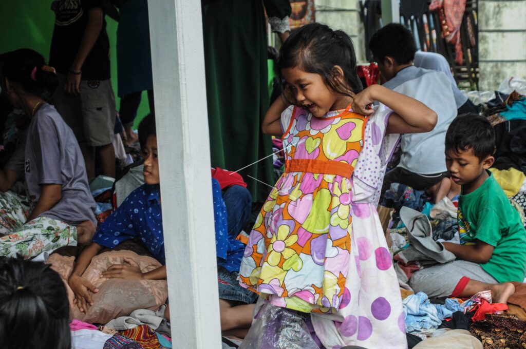BANTUAN PAKAIAN UNTUK KORBAN BENCANA LEBAK