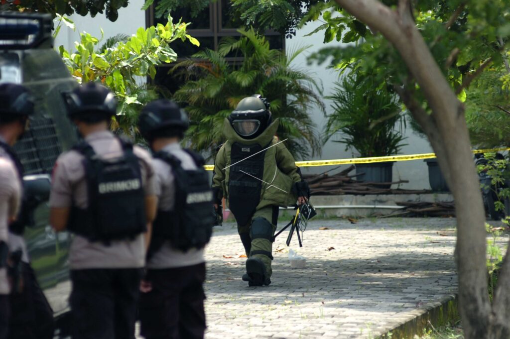 BENDA MENCURIGAKAN DIAMANKAN BRIMOB POLDA JATENG