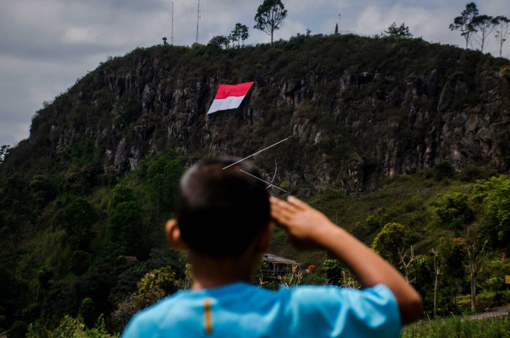 PEMASANGAN BENDERA MERAH PUTIH DI GUNUNG BATU