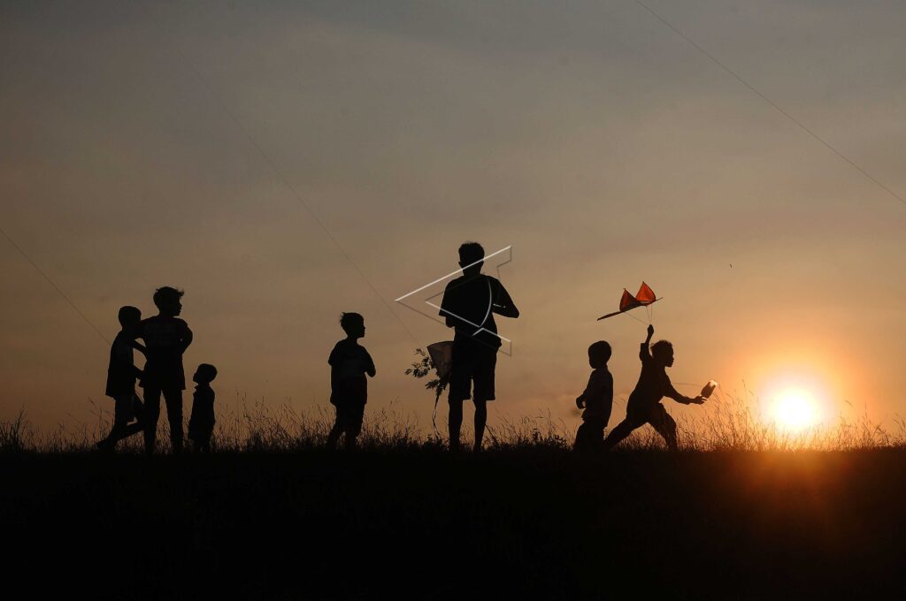 CHILDREN PLAY KITES