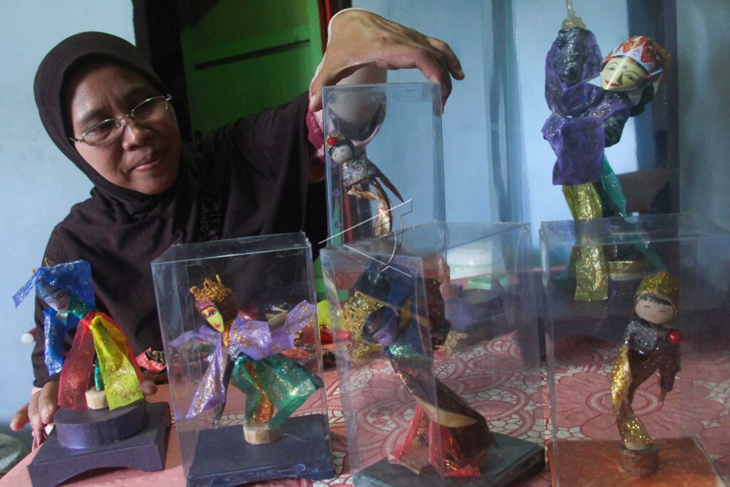 DANCER DOLL FROM PLASTIC WASTE