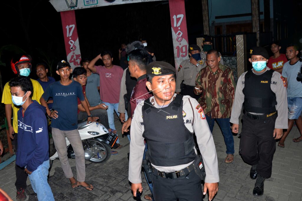 BUBARKAN KERUMUNAN WARGA GUNA CEGAH COVID-19