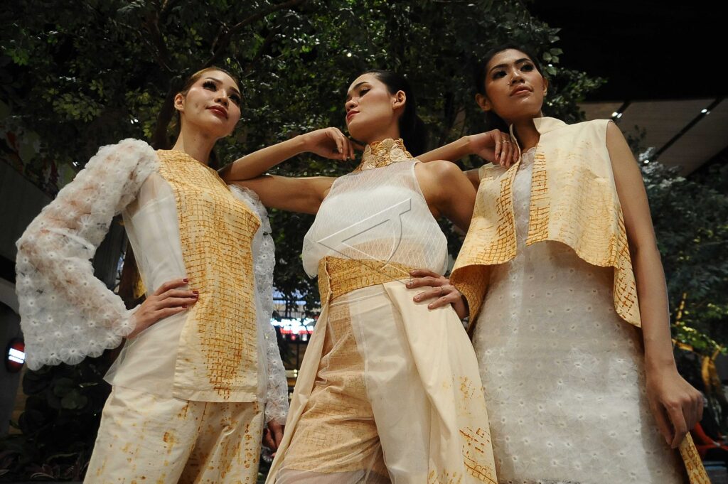 BUSANA LIMBAH KAIN PERCA