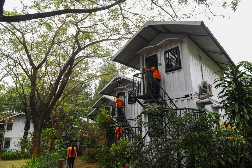 CARAVAN-STYLE HOUSE MADE OF CONTAINERS
