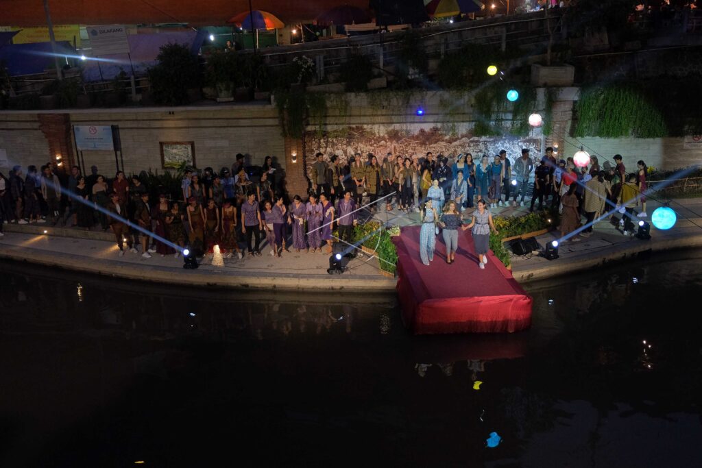 FASHION SHOW ON BADUNG RIVER