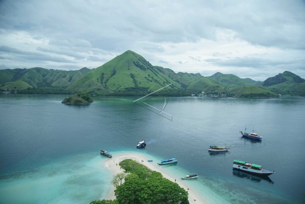 KELOR BEACH IN LABUHAN BAJO