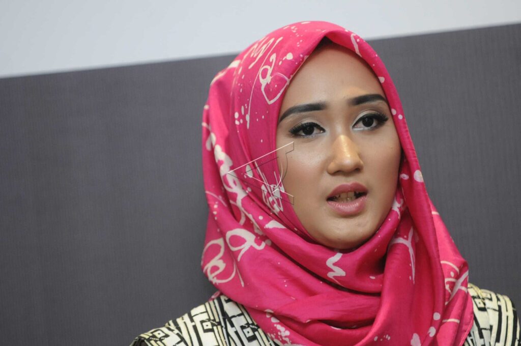 DIAN PELANGI GOES TO LONDON FASHION WEEK