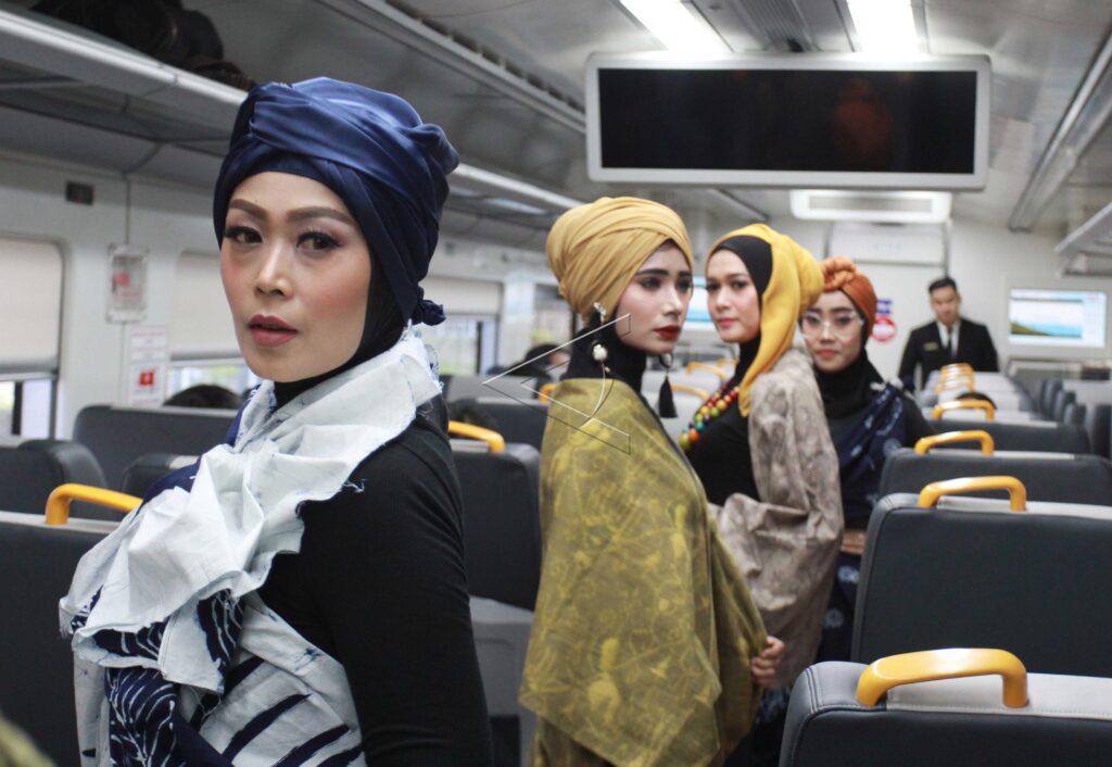 FASHION SHOW AT AIRPORT TRAIN