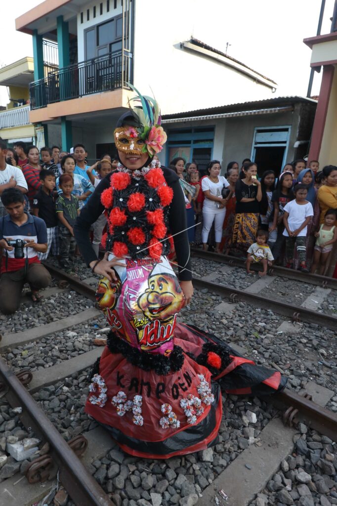 FASHION SHOW ON THE TRAIN LINE
