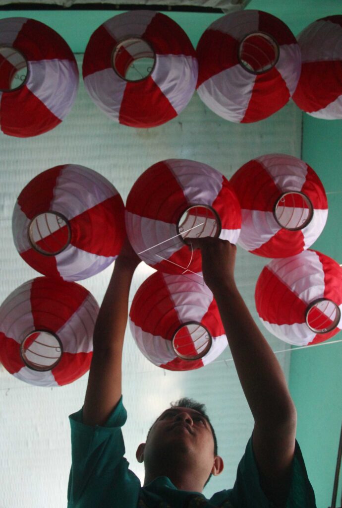 PRODUCTION OF RED AND WHITE LANTERNS