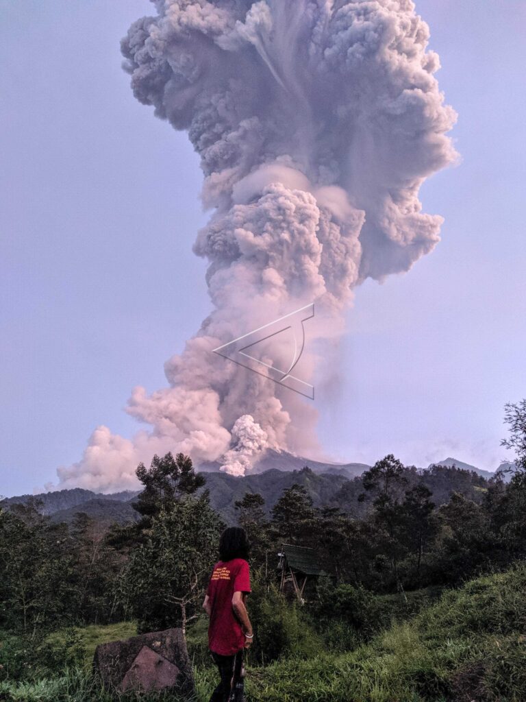 GUNUNG MERAPI MELETUS