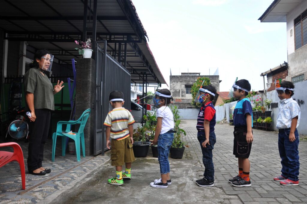 GURU TK MENGAJAR DI RUMAH MURID