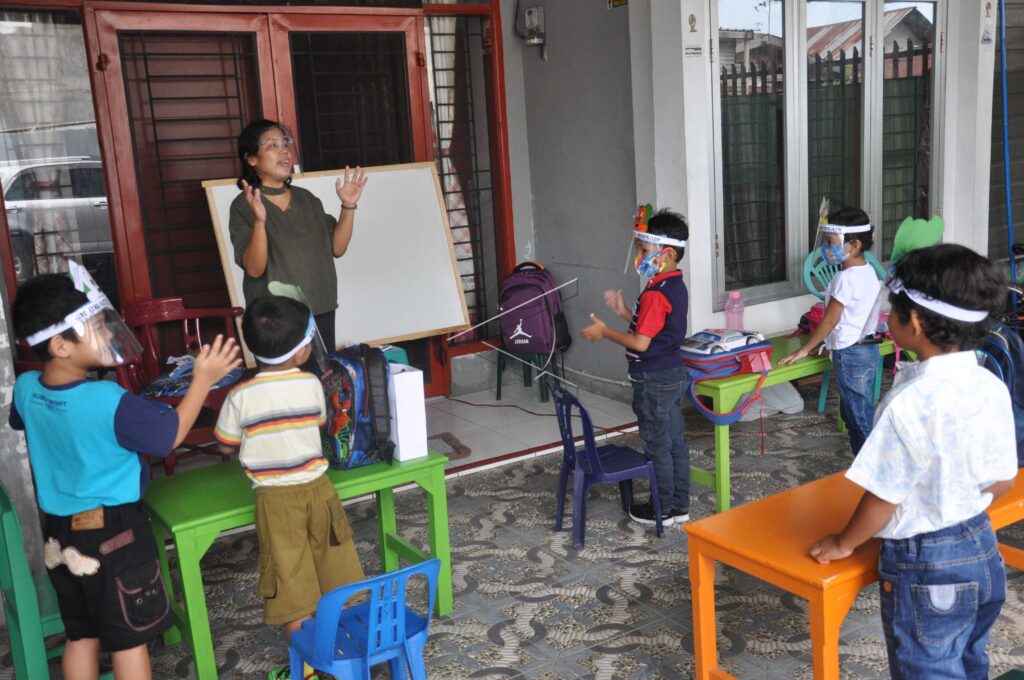 GURU TK MENGAJAR DI RUMAH MURID