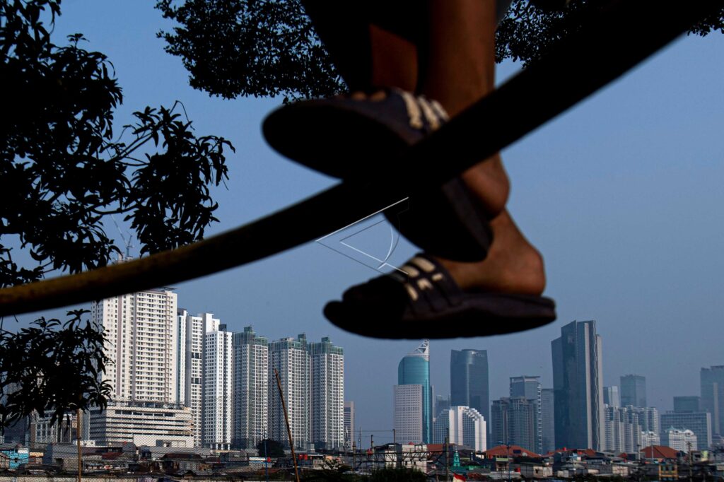 DAMPAK PANDEMI COVID-19 KE PERTUMBUHAN EKONOMI INDONESIA