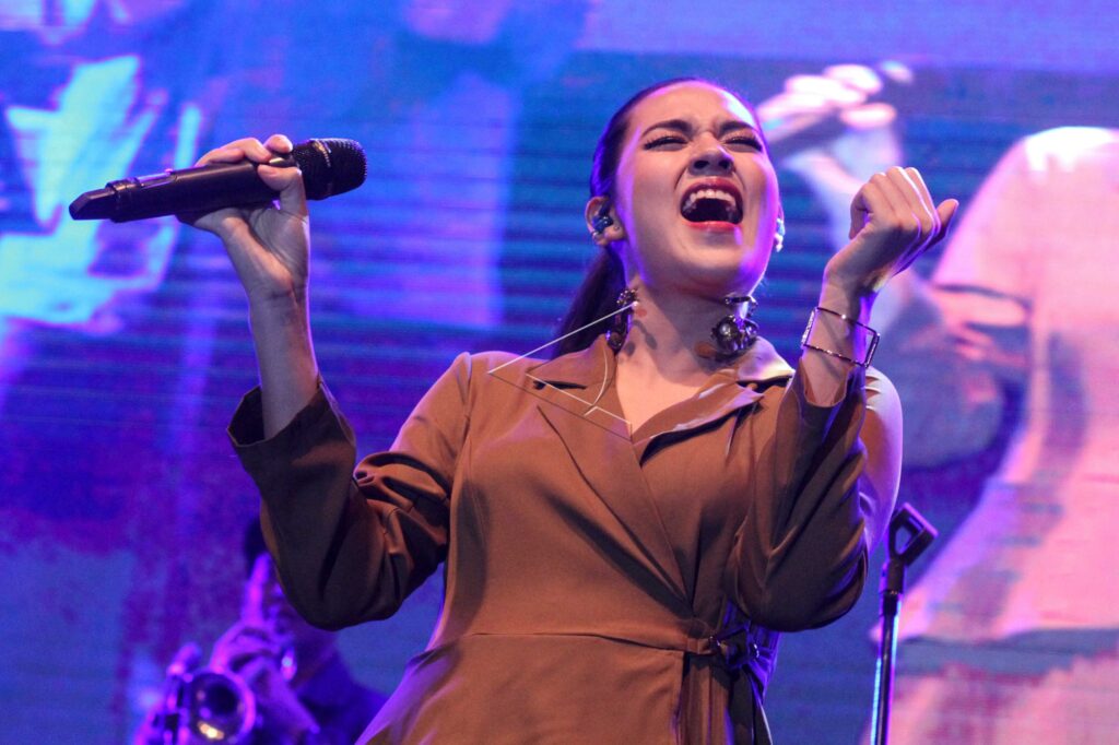 RAISA AT JAZZ GOES TO CAMPUS