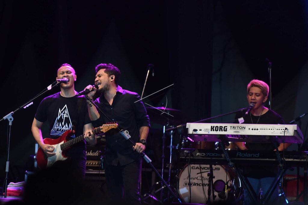 ANDRA AND THE BACKBONE