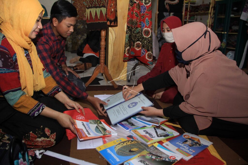 GURU BAGIKAN RAPOR KE RUMAH ANAK DIDIK