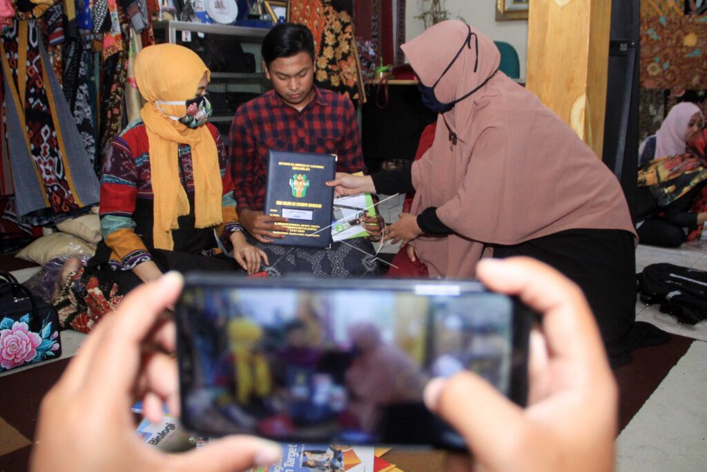 GURU BAGIKAN RAPOR KE RUMAH ANAK DIDIK