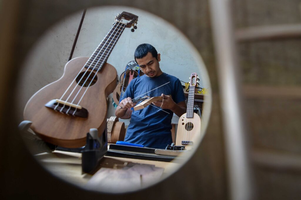 UKULELE MUSICAL INSTRUMENT