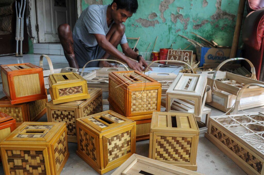 TISSEUE CONTAINER FROM BAMBOO WEBBING